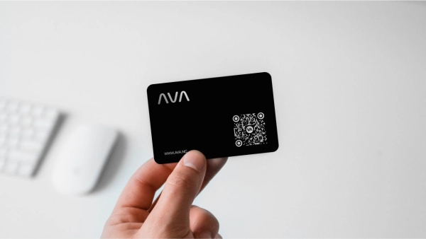 Main tenant une carte AVA sans contact, carte de visite numérique avec technologie NFC